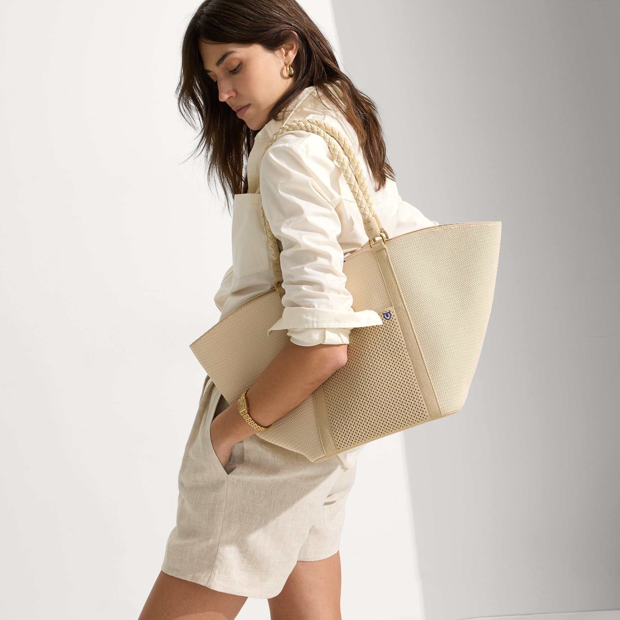 hover | Model holding The Summer Tote in Meringue.