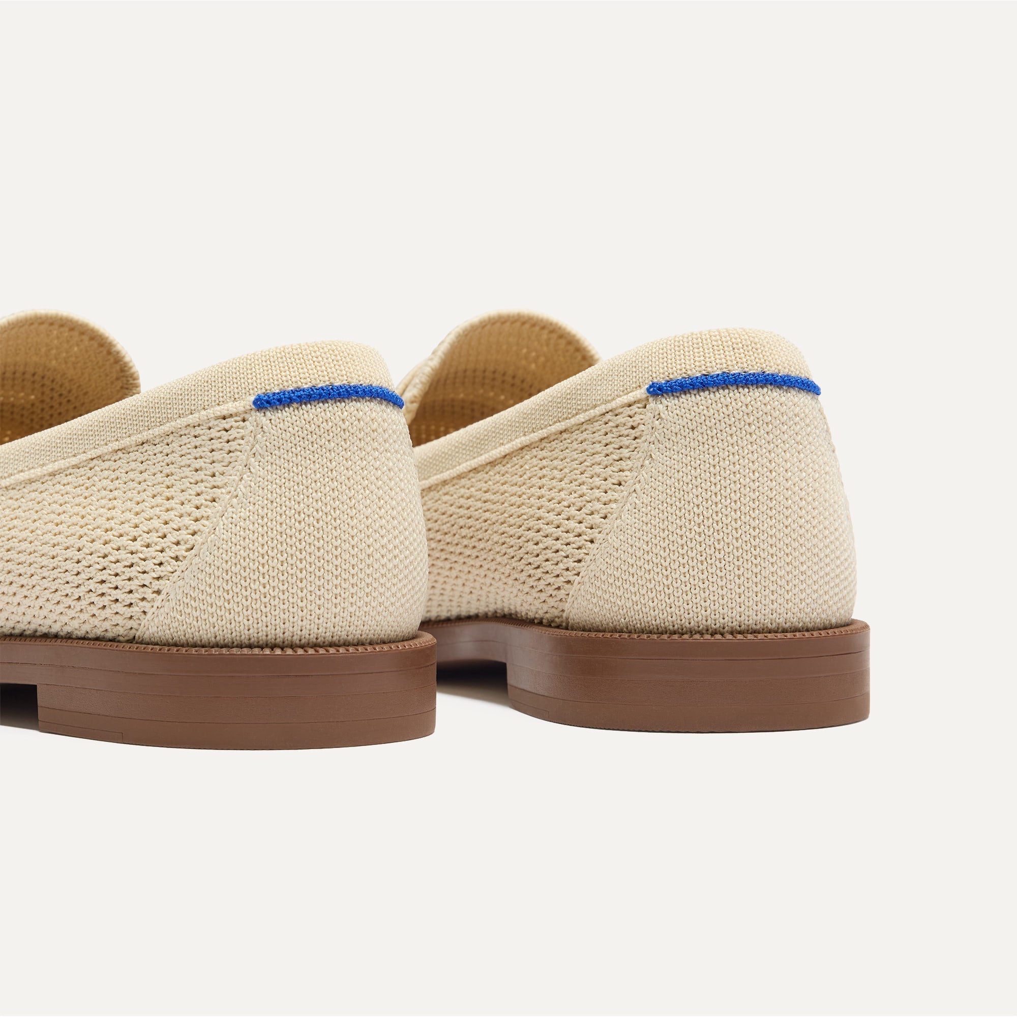 Close up of the heel of The Penny Loafer in Conch Raffia-Knit, with Rothy's signature blue halo. 